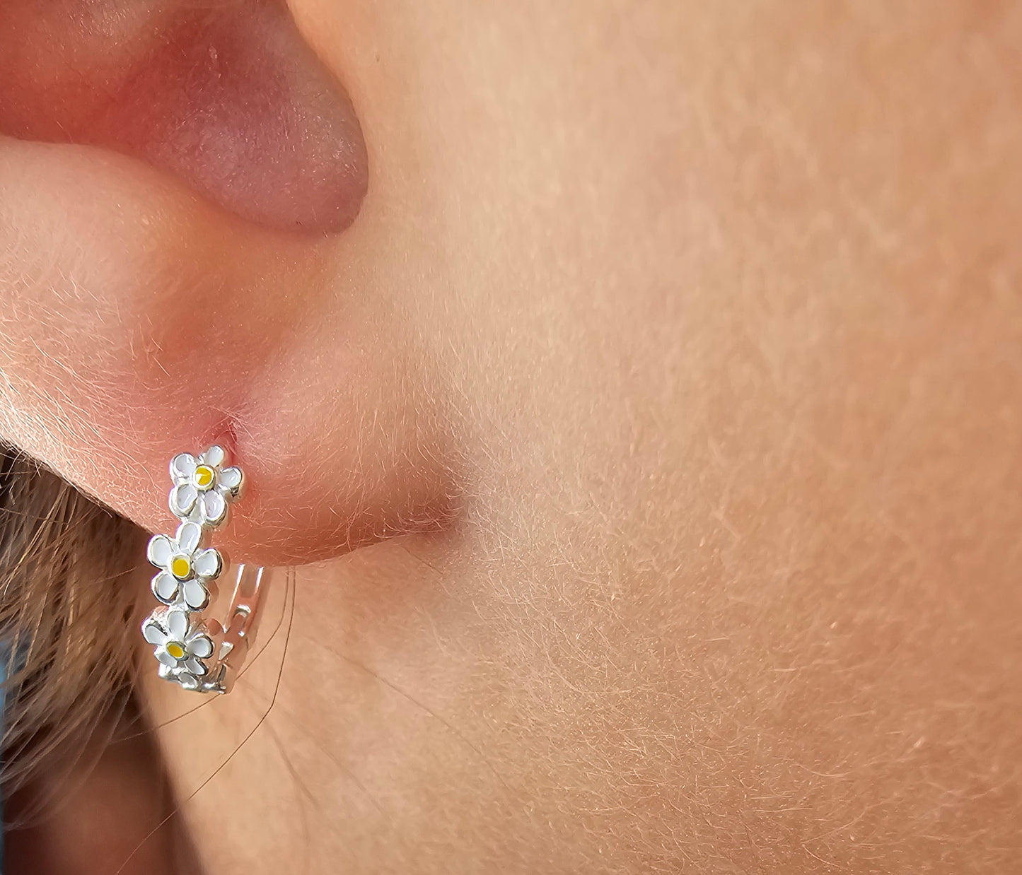 Children’s hoop earrings with enamel daisy flowers. Dětské kruhové náušnice s kvítky kopretin. Kindercreolen mit Gänseblümchen aus Emaille.