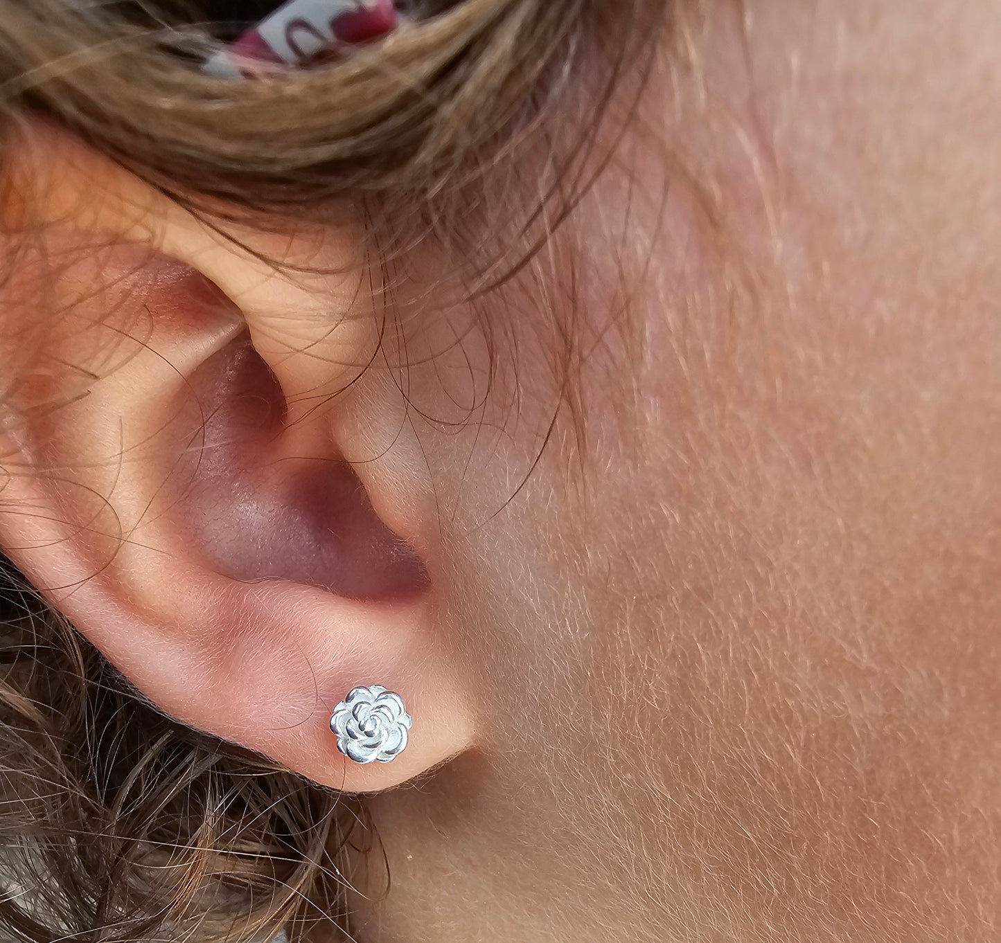 Sterling silver rose-shaped stud earrings for children. Stříbrné peckové náušnice ve tvaru růže pro děti. Silberne Kinder-Ohrstecker in Rosenform