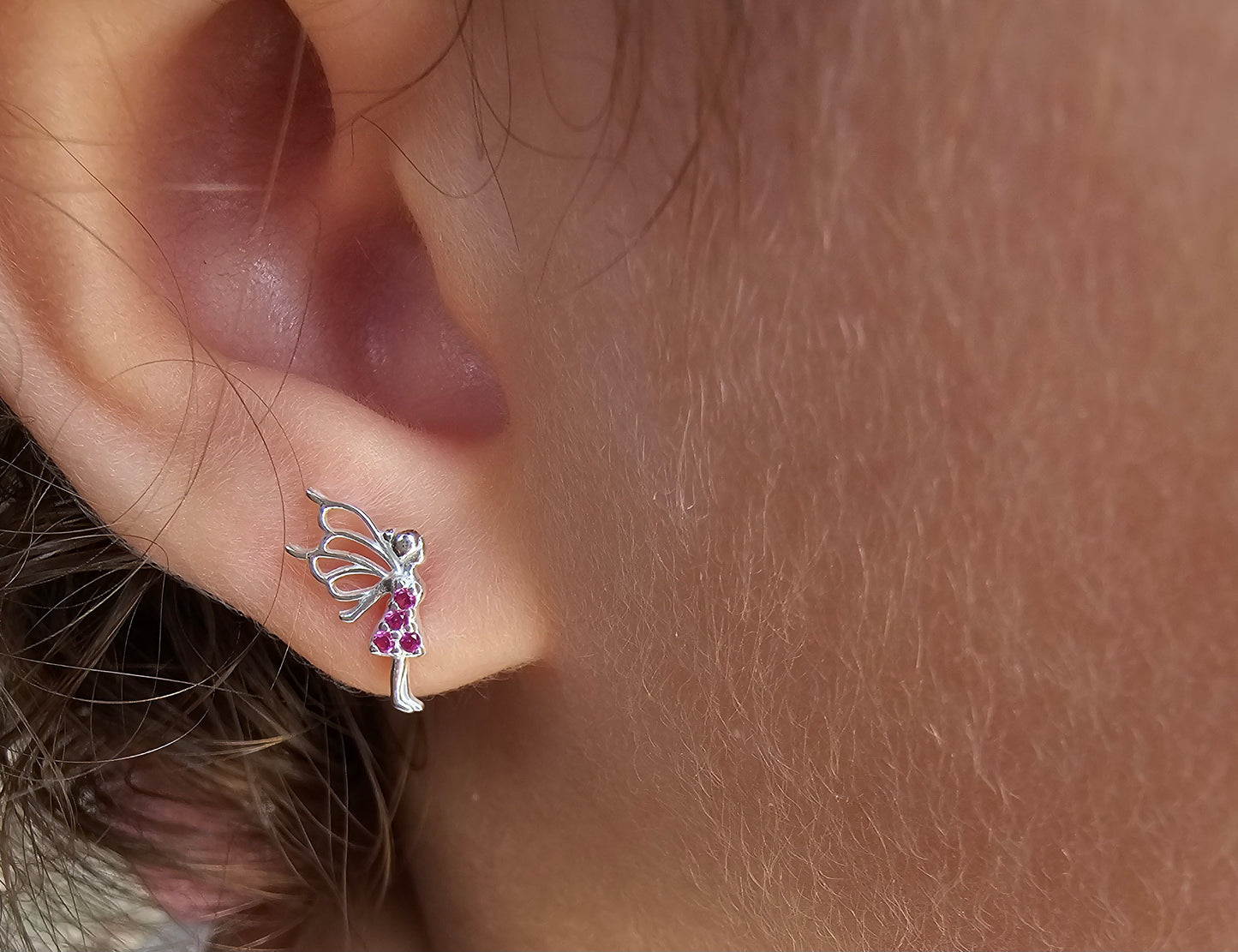 Children's silver stud earrings with soft pink zircons. Dětské stříbrné náušnice s růžovými Zirkony. Kinderohrringe aus Silber mit rosa Zirconia.