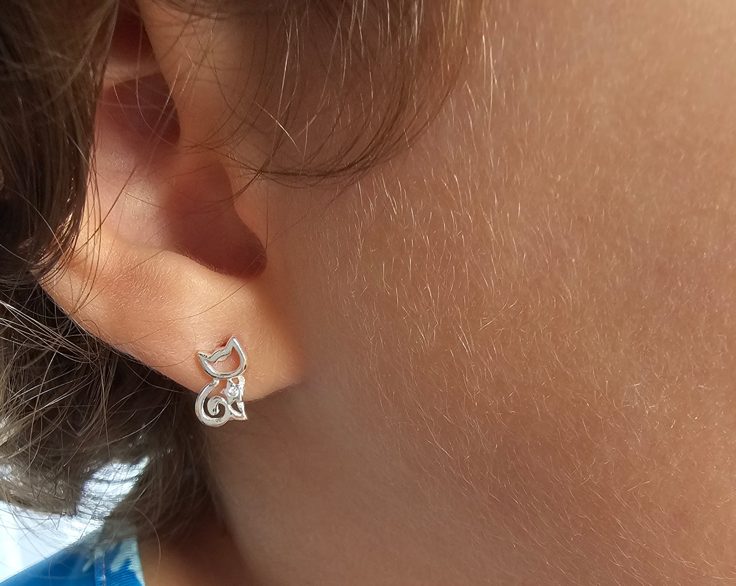Sterling silver cat-shaped stud earrings with zircons for girls. Stříbrné dětské náušnice ve tvaru kočičky se zirkonem. Ohrstecker aus Sterlingsilber in Katzenform mit Zirkonia für Mädchen