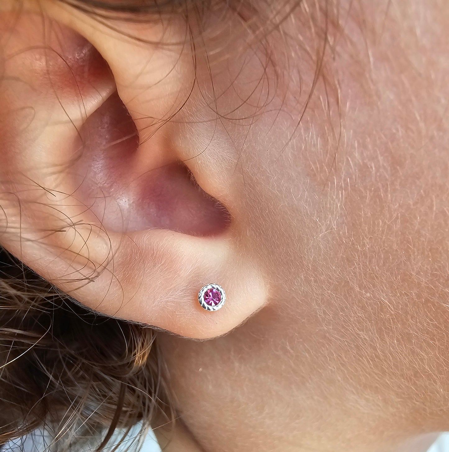 Children's sterling silver stud earrings with pink sparkling crystal. Dětské stříbrné peckové náušnice s růžovým třpytivým krystalem. Kinderohrringe aus Silber mit rosa Kristal.