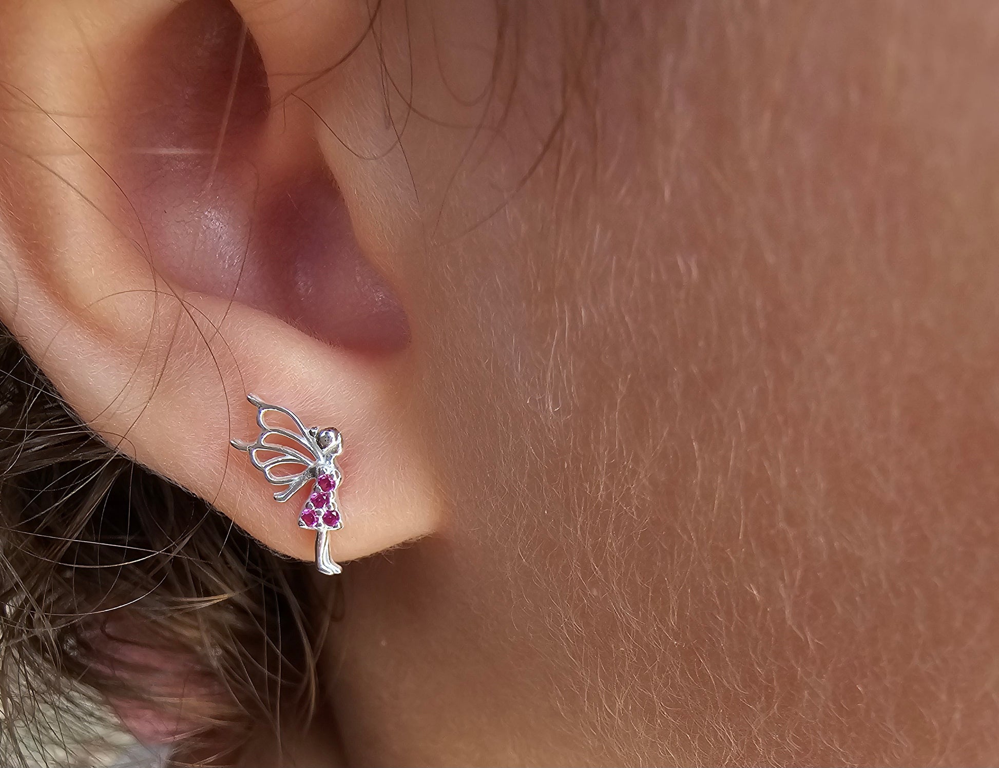 Children's silver stud earrings with soft pink zircons. Dětské stříbrné náušnice s růžovými Zirkony. Kinderohrringe aus Silber mit rosa Zirconia.