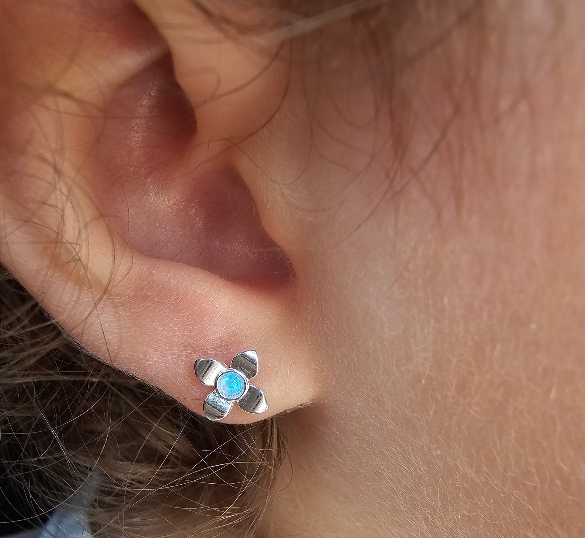 Sterling silver stud earrings for kids with blue opal. Stříbrné peckové náušnice pro děti s modrým opálem. Silberne Kinder-Ohrstecker mit blauem Opal.