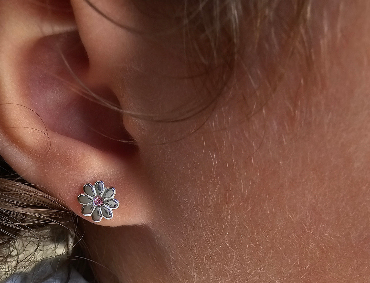Floral stud earrings for girls with pink crystal. Květinové peckové náušnice pro dívky s růžovým krystalem uprostřed. Blumen-Ohrstecker mit rosa Krystall in der Mitte für Kinder.