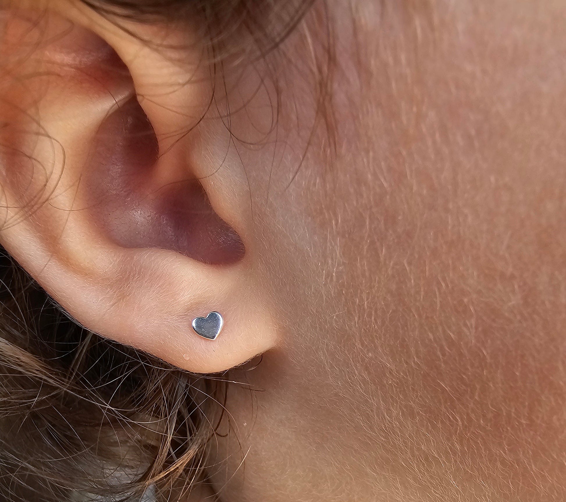 Kids’ sterling silver heart stud earrings. Dětské stříbrné náušnice ve tvaru srdíček. Silberne Herz-Ohrstecker für Kinder.