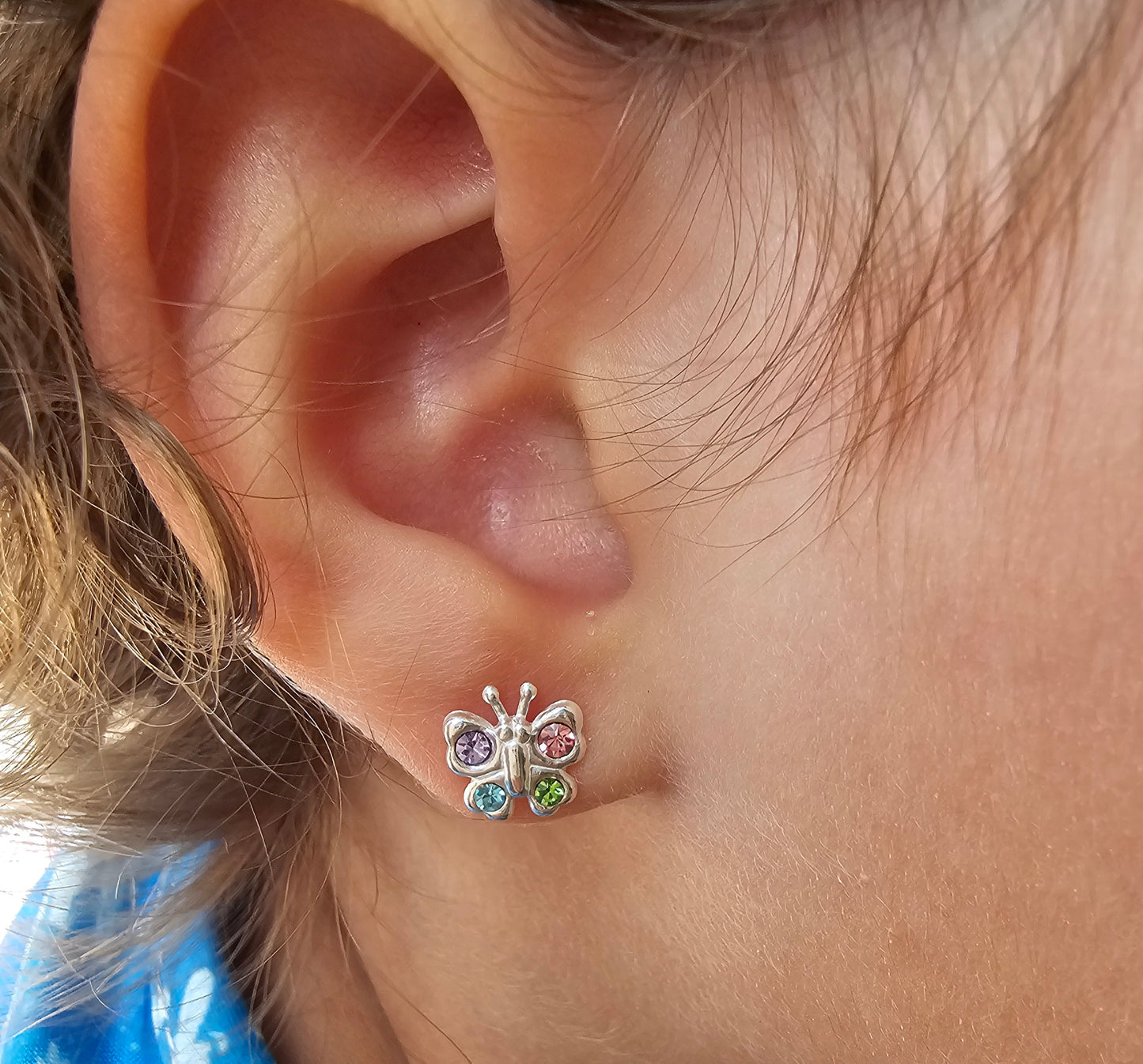 Children’s silver butterfly stud earrings with multicolor crystals. Dětské stříbrné náušnice ve tvaru motýlků s barevnými krystaly. Silberne Schmetterlingsohrringe für Kinder mit bunten Steinen Kristallen.