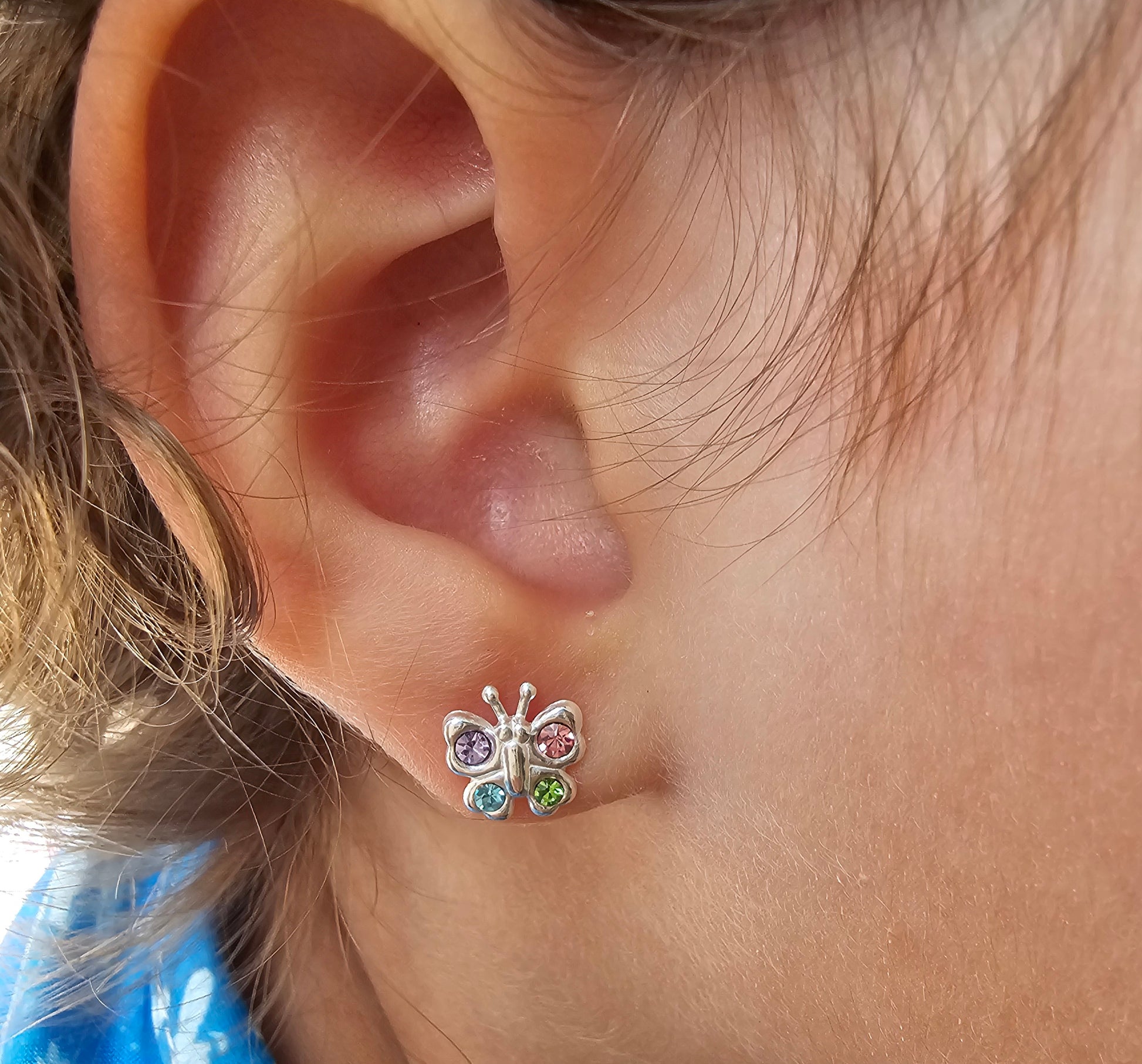 Children’s silver butterfly stud earrings with multicolor crystals. Dětské stříbrné náušnice ve tvaru motýlků s barevnými krystaly. Silberne Schmetterlingsohrringe für Kinder mit bunten Steinen Kristallen.