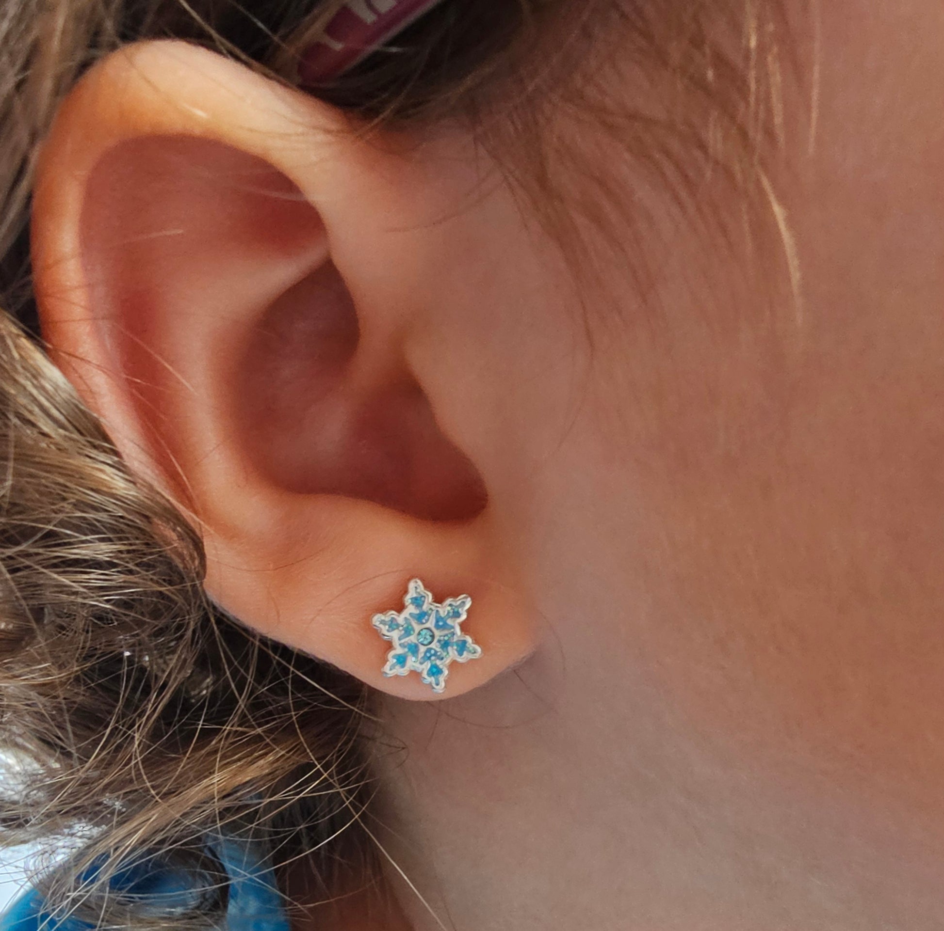 Sterling silver stud earrings with clear sparkling stones. Stříbrné peckové náušnice s čirými třpytivými kamínky. Silberne Ohrstecker mit klaren funkelnden Steinen.