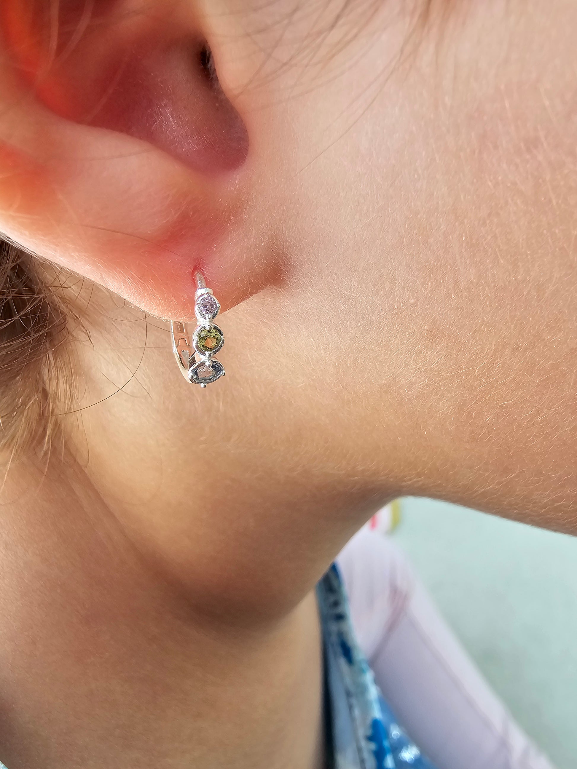 Sterling silver hoop earrings with pastel-colored cubic zircons for girls. Stříbrné kruhové náušnice s pastelovými zirkony pro holčičky. Silberne Creolen mit Zirkonia in Pastellfarben für Mädchen.