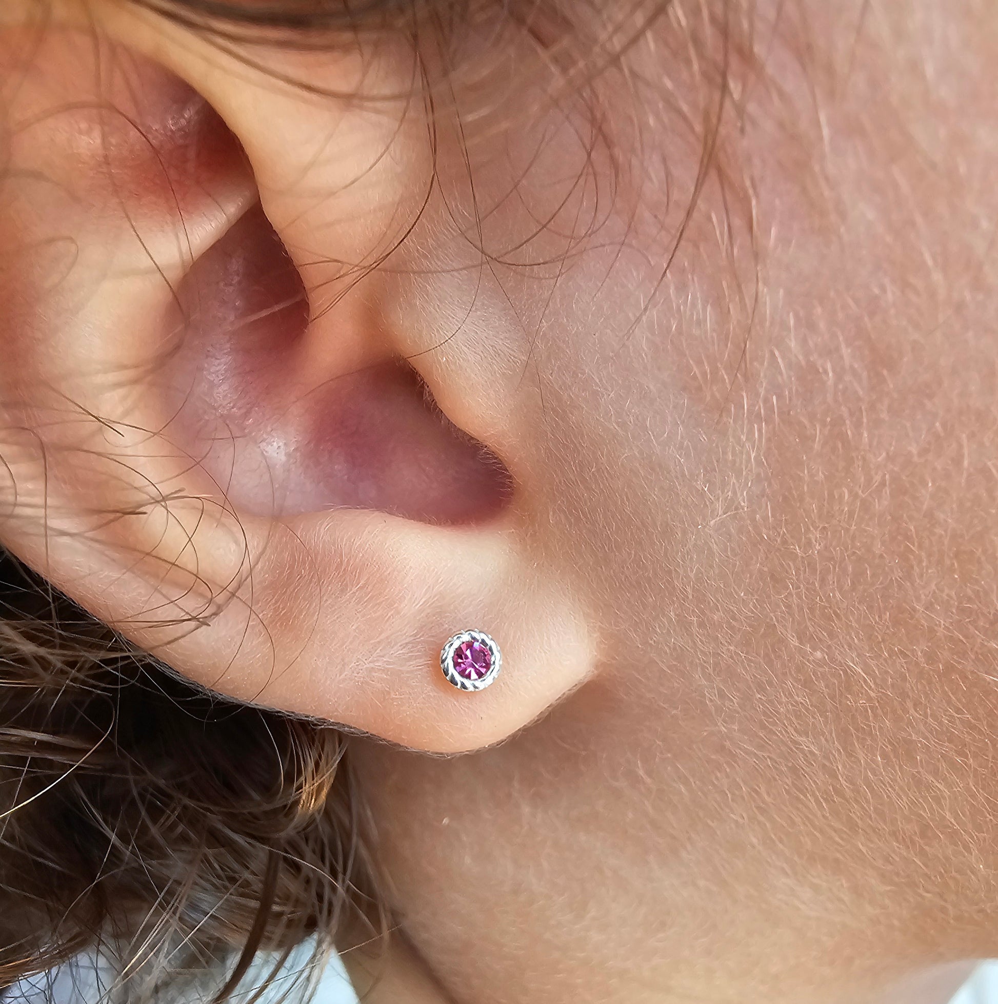 Children's sterling silver stud earrings with pink sparkling crystal. Dětské stříbrné peckové náušnice s růžovým třpytivým krystalem. Kinderohrringe aus Silber mit rosa Kristal.